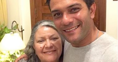 صورة.. آسر ياسين يحتفل بعيد ميلاد والدته ويمازحها بهذه الكلمات 