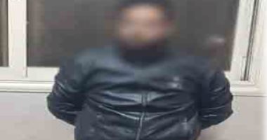 خبراء الأدلة الجنائية يعاينون مسرح جريمة قتل مالك سوبر ماركت بأبو النمرس