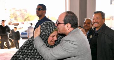إنسانية أكبر من المناصب.. الأطفال والكبار فى عيون الرئيس السيسي (فيديو)