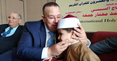 وكيل النواب يهدى عمرة لطفل ووالديه لعدم تمكنهم من الاشتراك بمسابقة القرآن