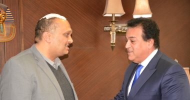 صور .. وزير التعليم العالى يزور عضو هيئة تدريس جامعة الأسكندرية المعتدى عليه