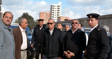 محافظ القليوبية يشرف على إزالة 3 أدوار بأحد الأبراج بمدينة بنها.. صور