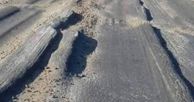 "سيبها علينا".. قارئ يشكو تهالك طريق أسوان الصحراوى الغربى ويطالب برصفه 