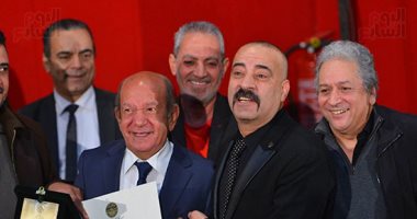 محمد سعد يداعب لطفى لبيب بعد تكريمه من جمعية الفيلم: مكنش عاوز يجوزنى نوسة