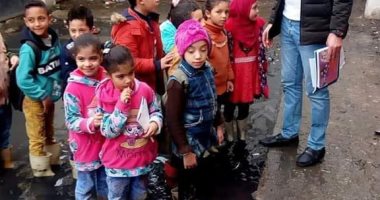صور.. حقيقة صور وقوف أطفال فى مياه الصرف الصحى بمعهد المندورة بكفر الشيخ  