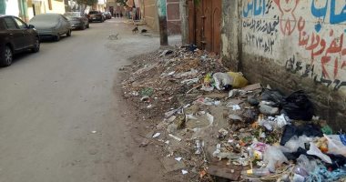 سيبها علينا.. سرنجات وزجاجات تحاليل دم داخل تجمع قمامة ببنى سويف.. صور