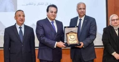 وزير التعليم العالى يكرم رئيس جامعة الإسكندرية خلال حفل ختام المدارس الصيفية