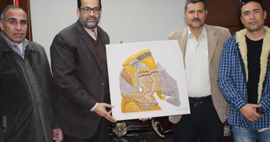 تعليم الغربية تُكرم فنانا أعاد استخدام الاخشاب المتهالكة فى لوحاته الفنية