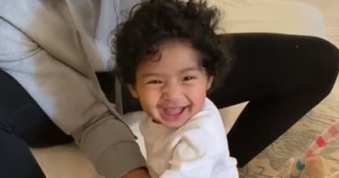 زوجة كوبى براينت تظهر مع طفلته الرضيعة وهى تتعلم المشى