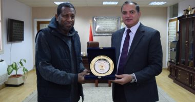 جامعة سوهاج تكرم الكابتن ربيع ياسين فى الأسبوع الأول للجامعات المصرية.. صور