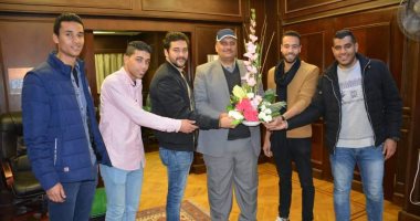 اتحاد طلاب جامعة الإسكندرية يكرم الاستاذ المعتدى عليه من طالب بكلية تجارة.. صور