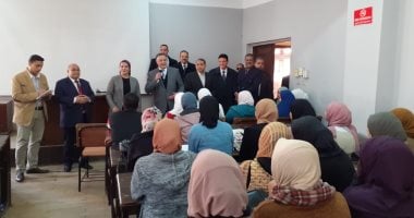 رئيس جامعة بنها يتفقد الدراسة بكليتى الآداب والتجارة ويلتقى بالطلاب داخل المدرجات