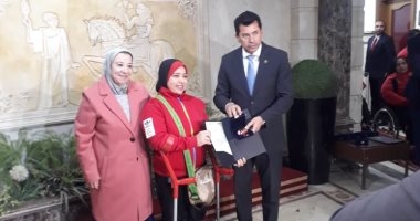 وزير الرياضة يكرم أبطال رفع الأثقال البارالمبى.. صور