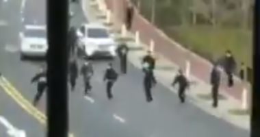 الشرطة الصينية تطارد مشتبها فى إصابتهم بفيروس كورونا بالشوارع.. فيديو