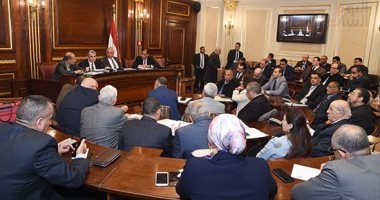 وزير الكهرباء يتعهد برفع مطالب المستثمرين بخفض الأسعار لرئيس الوزراء.. شاكر: المُقترح يُكلفنا 10 مليارات جنيه.. وأسعارنا أقل من تركيا.. وعامر يرد: "مش هندعم اللى قاعد بيتفرج على التليفزيون ونسيب المصانع"