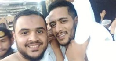 "عاطف" يشارك بصورة له أثناء العمرة مع الفنان "محمد رمضان"