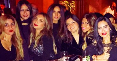 شاهد.. زينة تحتفل بعيد ميلادها مع صديقاتها من خارج الوسط الفنى