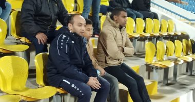صور.. قائد الإسماعيلي يؤازر الفريق خلال لقاء الزمالك 