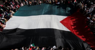 صور.. العالم هذا المساء.. العاصفة كيارا تجتاح بريطانيا وتتسبب فى إلغاء رحلات جوية ومباريات كرة قدم.. الألاف يحتجون ضد خطة ترامب للسلام فى الرباط.. والفينيسيون ينظمون كرنفالا فى القناة الكبرى بالبندقية 