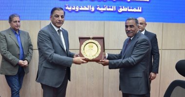 صور..  تفاصيل اجتماع مستشار رئيس الجمهورية ومحافظ مطروح بالقيادات الشعبية