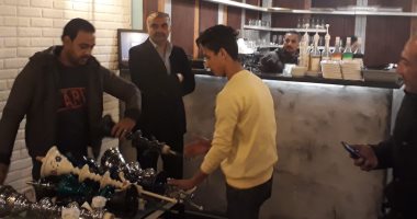 غلق وتشميع كافيه شهير بشارع مصدق بالدقى لإدارته بدون ترخيص.. صور