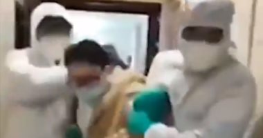 فيديو.. عناصر الحجر الصحى بالصين تقتحم منازل المشتبه بإصابتهم بكورونا