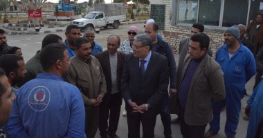 صور.. محافظ المنيا يتابع العمل داخل محطة تعبئة بوتاجاز شوشة
