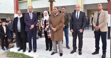 فيديو وصور.. محافظ مطروح ونائبه يتابعان انتظام الدراسة مع بداية للفصل الدراسى الثانى