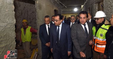 رئيس الوزراء يتفقد أعمال تطوير وترميم معهد الأورام