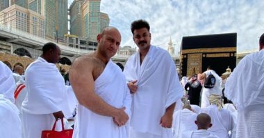 أحمد مكى يؤدى مناسك العمرة بعد عرض مسرحية "حزلقوم" فى الرياض