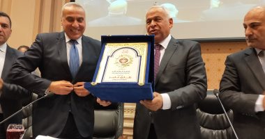 صور.. "صناعة البرلمان" تهدى درع اللجنة لمحافظ البنك المركزى لدعمه القطاع