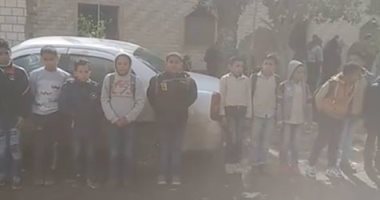 من علمنى حرفا.. طلاب مدرسة الإصلاح يشاركون فى جنازة معلمهم بمشهد مهيب