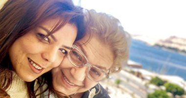 ناهد السباعى تسافر مع والدتها في رحلة إلى أسوان .. تعرف على السبب