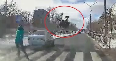 مشهد يوقف القلب.. سائق مخمور يصدم عربة طفل رضيع فى أوكرانيا.. فيديو وصور