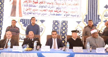 تصافح وعناق فى إنهاء خصومة بين عائلتين بقرية الرحمانية قبلى بقنا