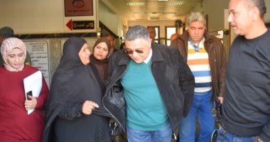 محافظ البحر الأحمر يوفر سماعة طبية لمريضة ويوجه بعلاج طفلة على نفقة المحافظة