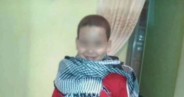 صور.. دماء على الأسفلت فى أول أيام الدراسة.. الطفل مصطفى ذهب لإحضار سندوتش فى الفسحة صدمته سيارة.. النيابة تأمر باستدعاء مديرى الإدارة التعلمية والمدرسة للتحقيق معهما.. والمحافظ يأمر بسرعة بناء السور