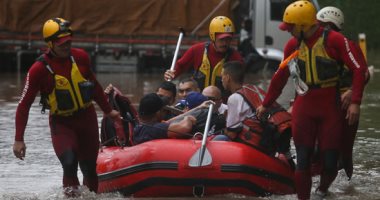 أمطار غزيرة تغمر حى فيلا ليوبولدينا فى ساو باولو بالبرازيل