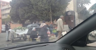 شكوى من انتشار الباعة الجائلين بجوار وزارة الكهرباء فى العباسية