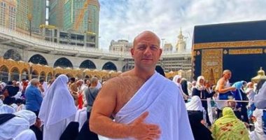 صورة جديدة لـ"أحمد مكى" من أمام الكعبة خلال أدائه مناسك العمرة