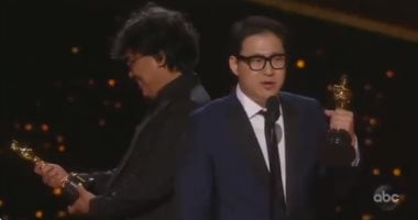 "مش مصدق نفسه" مخرج فيلم "Parasite" يمسك بالأوسكار فى لقطة طريفة.. فيديو
