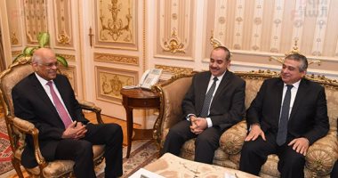 على عبد العال يستعرض مع وزير الطيران الإجراءات الاحترازية بالمطارات 
