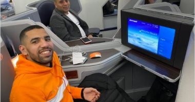 مؤمن زكريا يشارك بصورته على الطائرة قبل سفره إلى واشنطن لإجراء فحوصات طبية