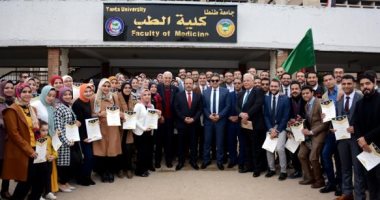 صور.. رئيس جامعة طنطا يكرم أوائل خريجى الدفعة 56 بكلية الطب