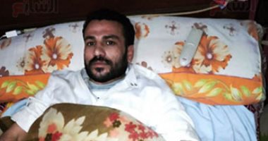 صور.. مأساة شاب بالشرقية يعول أسرته وأصيب بشلل فى حادث تصادم