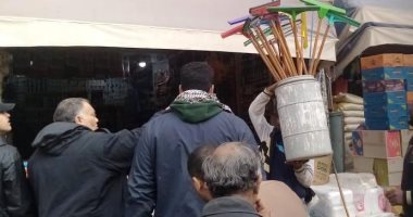 صور.. حملات لإزالة الإشغالات والباعة الجائلين من شوارع وسط مدينة مرسى مطروح