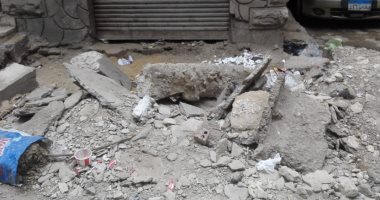 "سيبها علينا".. قارئ يشكو من تهالك رصيف بشارع سالم حجازى حلميه الزيتون..صور