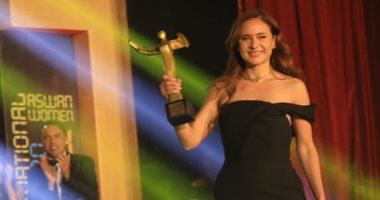 رسالة مؤثرة من نيللي كريم بعد تكريمها بمهرجان أسوان.. اعرف أهدت الجايزة لمين