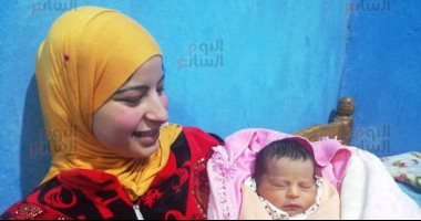 والد المولود رقم 100 مليون فى مصر: كفاية علينا 3 وبارك الله فيما رزق.. فيديو