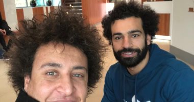 صور.. محمد صلاح يستقبل عبد القادر ميدو فى ليفربول 